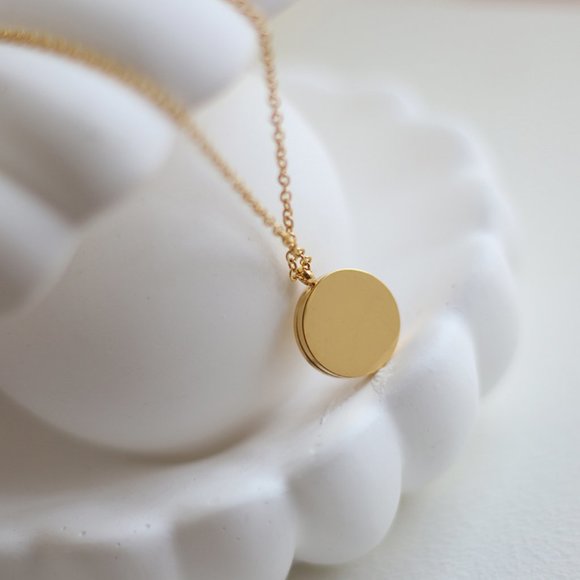 NEW 18K Gold Plated Mother of Pearl Camelia Flower Round Pendant Necklace - Picture 4 of 11